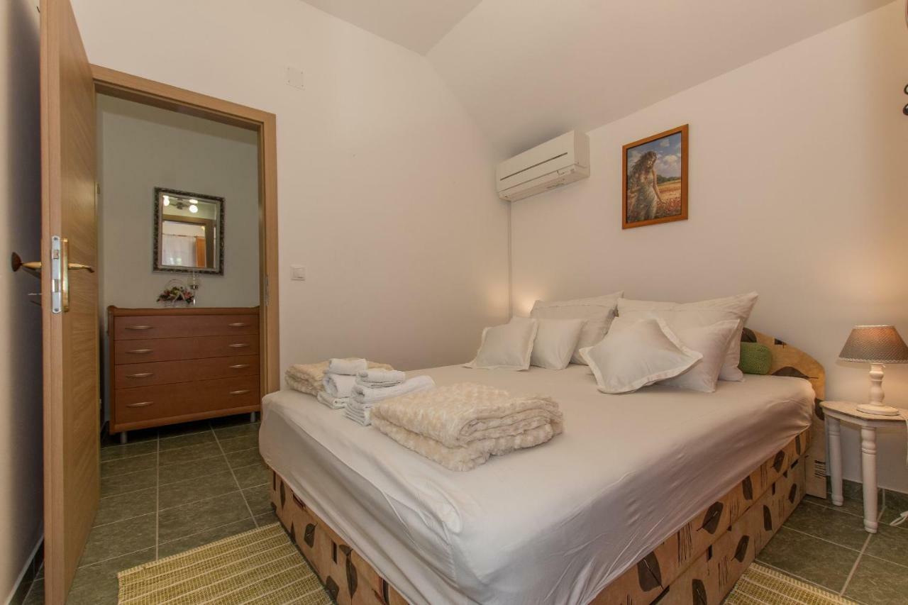 Holiday Home Godinj Donje Rascane Bagian luar foto