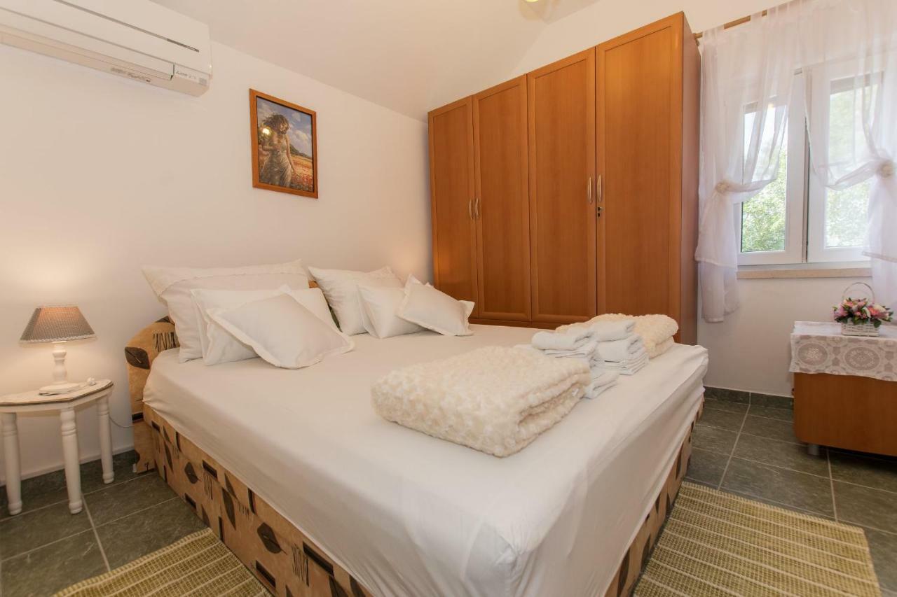 Holiday Home Godinj Donje Rascane Bagian luar foto