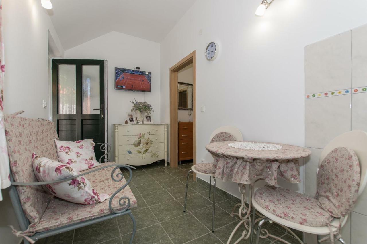 Holiday Home Godinj Donje Rascane Bagian luar foto